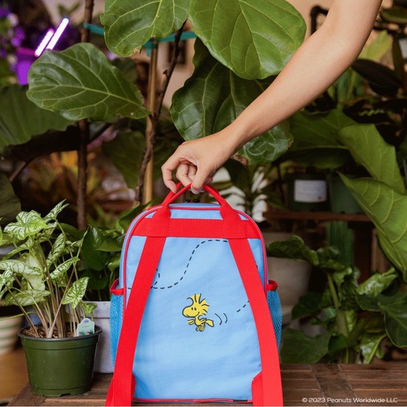 Snoopy Mini Convertible Backpack Cooler - Picture 5 of 6